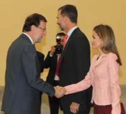 Su Majestad la Reina recibe el saludo del presidente del Gobierno, Mariano Rajoy